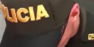 policia colombiano mamando polla a preso, como le gusta