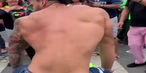 Bodybuilder Jordano García's hypnotic bum twerking in tight jeans ...