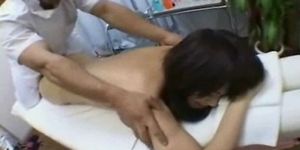 Asian Babe Creampie gefickt und auf Massagetisch gefingert