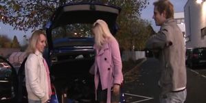Follada con 2 mujeres en el estacionamiento de ToysRus