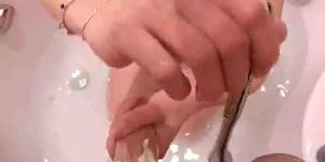 Girl Sucks And Shaves Bf While In The Bath