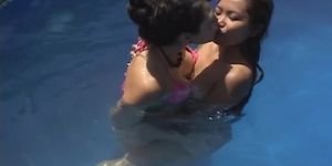 Horny teen cutie doigt baise sa chatte rose au bord de la piscine
