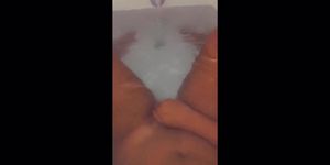 I fucked my pussy and came while in my bath