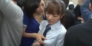 A una chica japonesa le gusta violar colegialas en el buz (Hana Haruna)