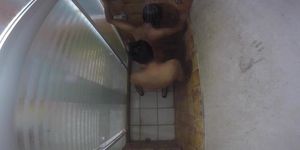camara espia / cogiendo en la ducha con mi amiga culona / tk69