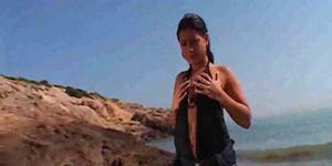 Suzana se déshabille sur le sable FM14