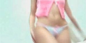 Hot Webcam MILF faisant un strip-tease et garçon j'aime ses petits seins avec des mamelons gaies