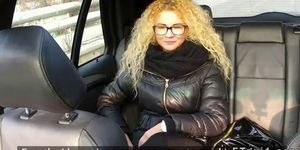 Krullende blondine met bril neukt in nep taxi
