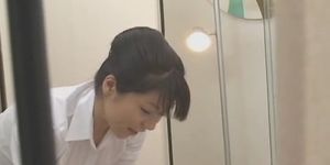 Masaje japonés 06 - masajista femenina con un chico - increíble