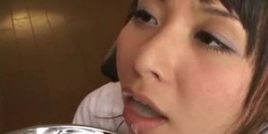 Yuka Osawa bebiendo esperma