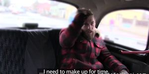 Бородатый чувак обольщает женщину водителя фейкового такси