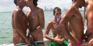 Gay boys enjoy hot licking - video 2