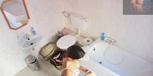 Adolescente cambiando para y después de la ducha