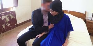 Sexy arabische vluchtelinge wordt genomen in een hotel kamer