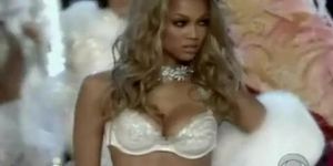 Tyra Banks Sexy Scene  in Victoria'S Secret Fashion Show 2005