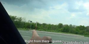 Adolescente haciendo autostop agradece a su conductor con la boca y el coño