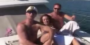 Une femme fait une promenade en bateau se fait baiser dans le cul (Shauna Banks)