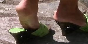 Обувью в зеленых мюлях