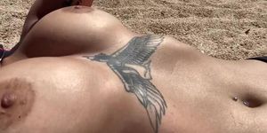 Claudia Bavel topless en la playa