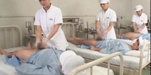 Dulces enfermeras asiáticas dando paja en grupo para muestra de semen