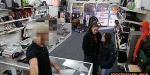 Two amateurs trying to steal and pounded by pawn dude