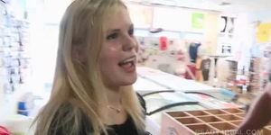 Verbluffende blonde amateur pop geneukt voor geld in het openbaar