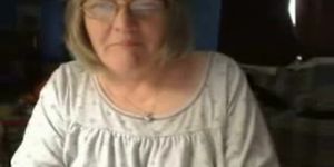Abuela cachonda follable divirtiéndose en la webcam