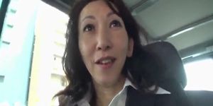 Michako Uchimura de 50 años recibe creampie (sin censura)