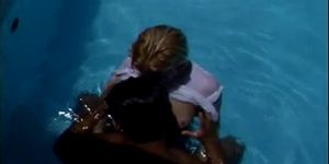 Sexy blondje met grote tieten zuigt lul en wordt geneukt bij het zwembad