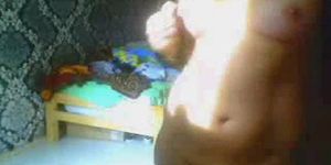 Jeune ado poilue montre sa webcam
