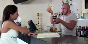 Новенькая россиянка с пирсингом и тату делает коктейль из спермы