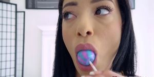 Scarlett licks lollipop seductively in front of stepbro (Scarlett Bloom)
