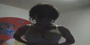 Сексуальная черная девушка сосет и трахается с белым членом в любительском видео