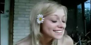 Blonde tiener masturbeert buiten