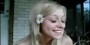 Une teen blonde se masturbe à l'extérieur