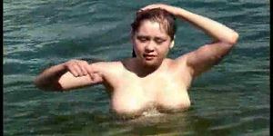 Mooi meisje sexy zwemmen in het meer