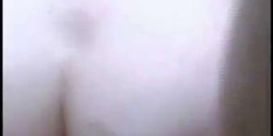 Девушка блондинка трахается в задницу в домашнем видео