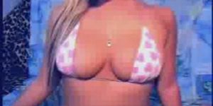 Rubia sexy con tetas enormes en la webcam