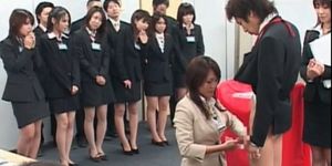 Adolescente japonesa mostrando habilidades de frotamiento de pollas en seminario sexual