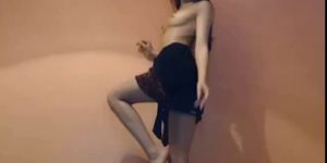 קטנטונת ברונטית חצאית קטלנית טופלס רוקדת במצלמת הרשת