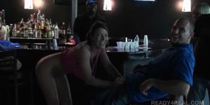 Amateur tentadora chica sopla Duro eje por dinero en efectivo en un bar