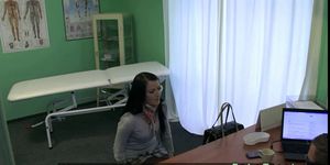 Dokter neukt hete brunette patiënt op zijn bureau