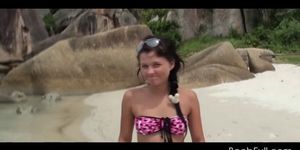 Юная милашка показывает маленькие сиськи на пляже в любительском видео