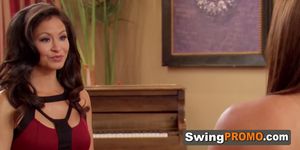 Shy swingers has their nerves put at ease by steamy swing hostess