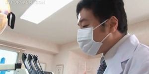 Médico asiático seducido por el sexo caliente por un paciente cachondo