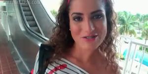 Poupée de sexe latina bouclée montrant son cul chaud et ses seins en POV - vidéo 1