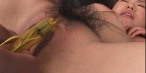 Pelirroja asiática desnuda recibe vibración de chocho peludo en primer plano