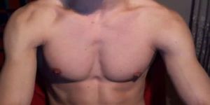 Horny jeune étudiante musclée se branlant