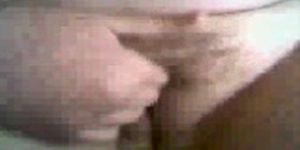 נער צעיר שמנמן משפשף את הכוס לאורגזמה במצלמת הרשת