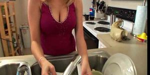 Waschen Sie die Gerichte in sexy Dessous